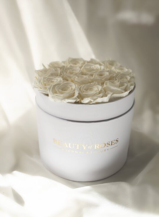 Białe pudełko z białymi różami