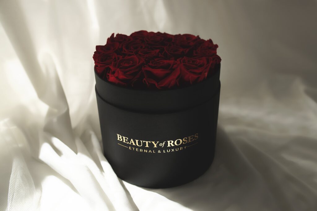 Czarne pudełko czerwonych wiecznych róż - widok 2