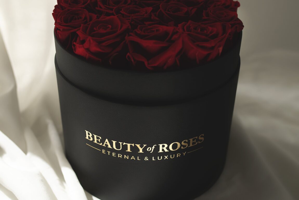 Czarne pudełko czerwonych wiecznych róż