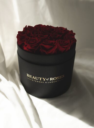 Czarne pudełko czerwonych wiecznych róż