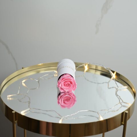 Różowe wieczne róże - mini box biały