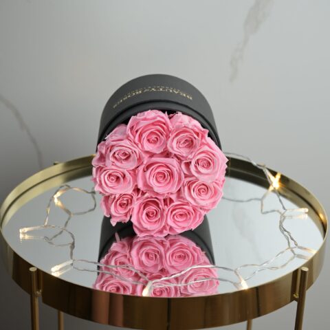 Różowe wieczne róże - średni box czarny